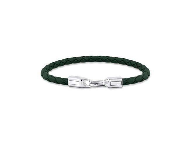 Ein geflochtenes Armband aus grünem Leder mit einem silbernen Verschluss. Das Design ist schlicht und elegant, ideal für stilbewusste Träger. Länge 21 cm, Hersteller Thomas Sabo.