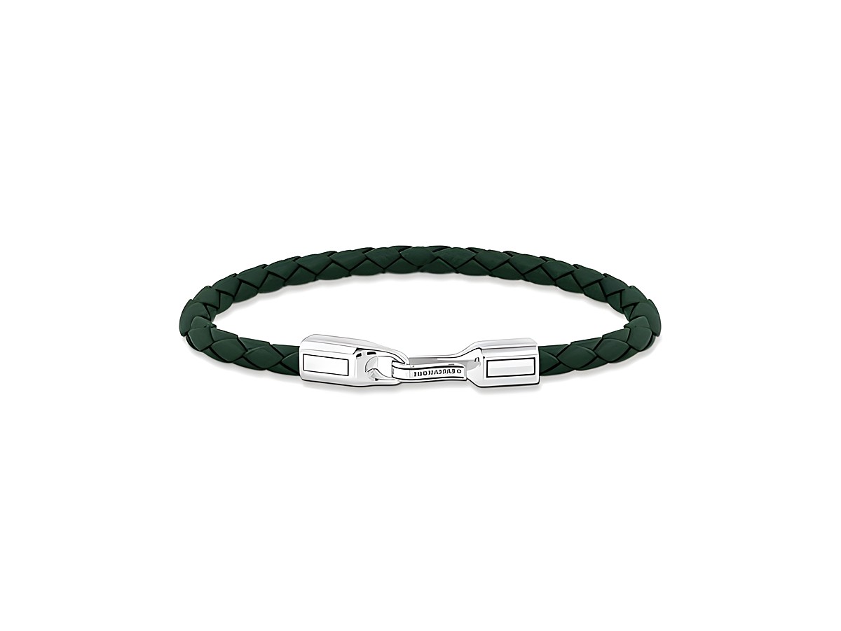 Ein geflochtenes Armband aus grünem Leder mit einem silbernen Verschluss. Das Design ist schlicht und elegant, ideal für stilbewusste Träger. Länge 21 cm, Hersteller Thomas Sabo.