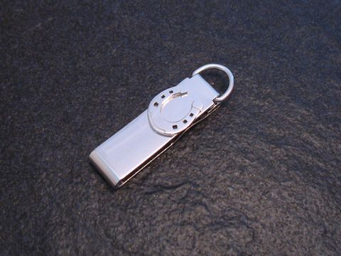 61279-0 Gürtelclip aus echtem Silber mit Hufeisenmotiv, ideal für Pferdesportliebhaber, gefertigt von Juwelier Harnisch, für die sichere Befestigung von Geldscheinen.