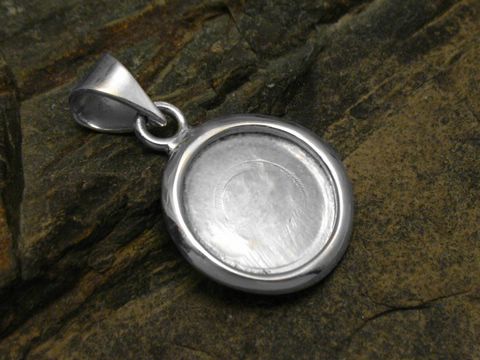 Offenes rundes Medaillon aus Sterling Silber, elegant und schlicht gestaltet, ideal zum Einsetzen eines Bildes, Hersteller Juwelier Harnisch, hochwertig verarbeitet.