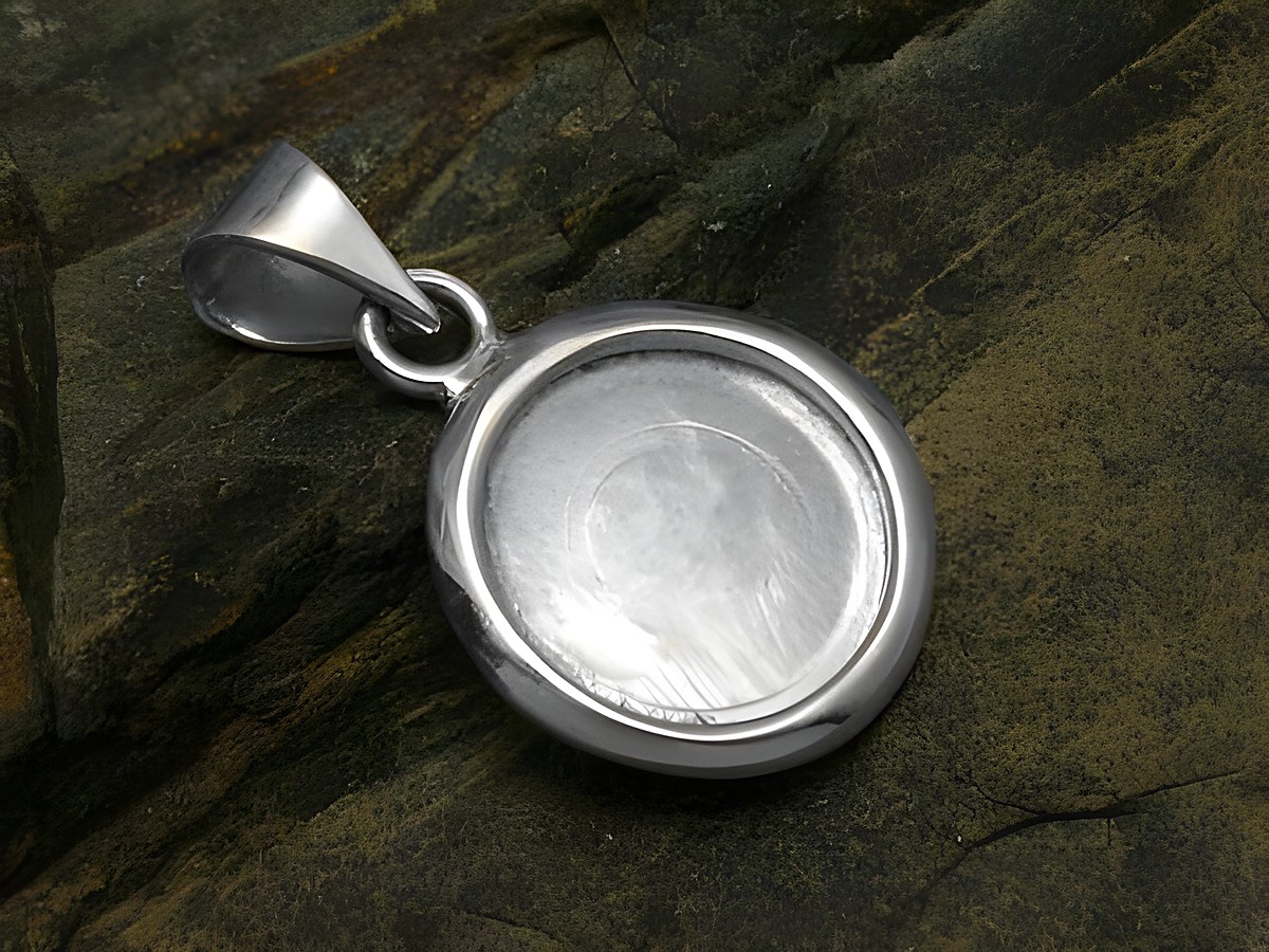 Offenes rundes Medaillon aus Sterling Silber, elegant und schlicht gestaltet, ideal zum Einsetzen eines Bildes, Hersteller Juwelier Harnisch, hochwertig verarbeitet.