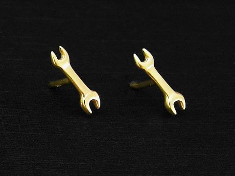 Gold Ohrstecker in Form eines Schraubenschlüssels aus 333 Gold, hergestellt von Juwelier Harnisch, Technik und Freizeit, ideal für trendbewusste Kunden.