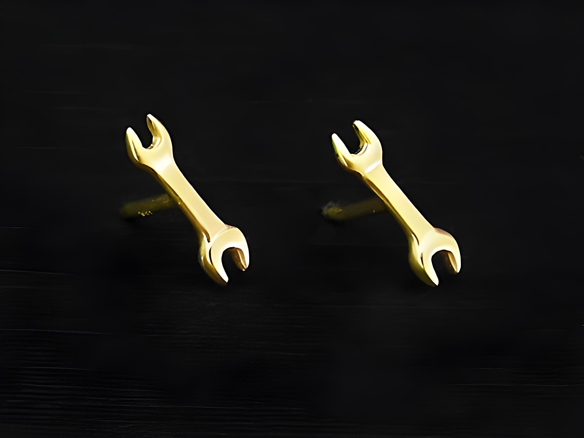Gold Ohrstecker in Form eines Schraubenschlüssels aus 333 Gold, hergestellt von Juwelier Harnisch, Technik und Freizeit, ideal für trendbewusste Kunden.