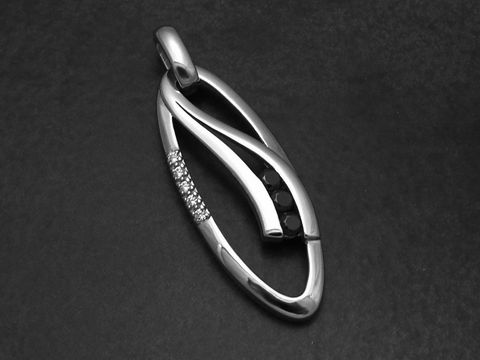 Design Anhänger aus rhodinierten Sterling Silber mit elegantem, geschwungenem Design und Zirkonia, Hersteller Juwelier Harnisch, kunstvoll verarbeitet und faszinierend.