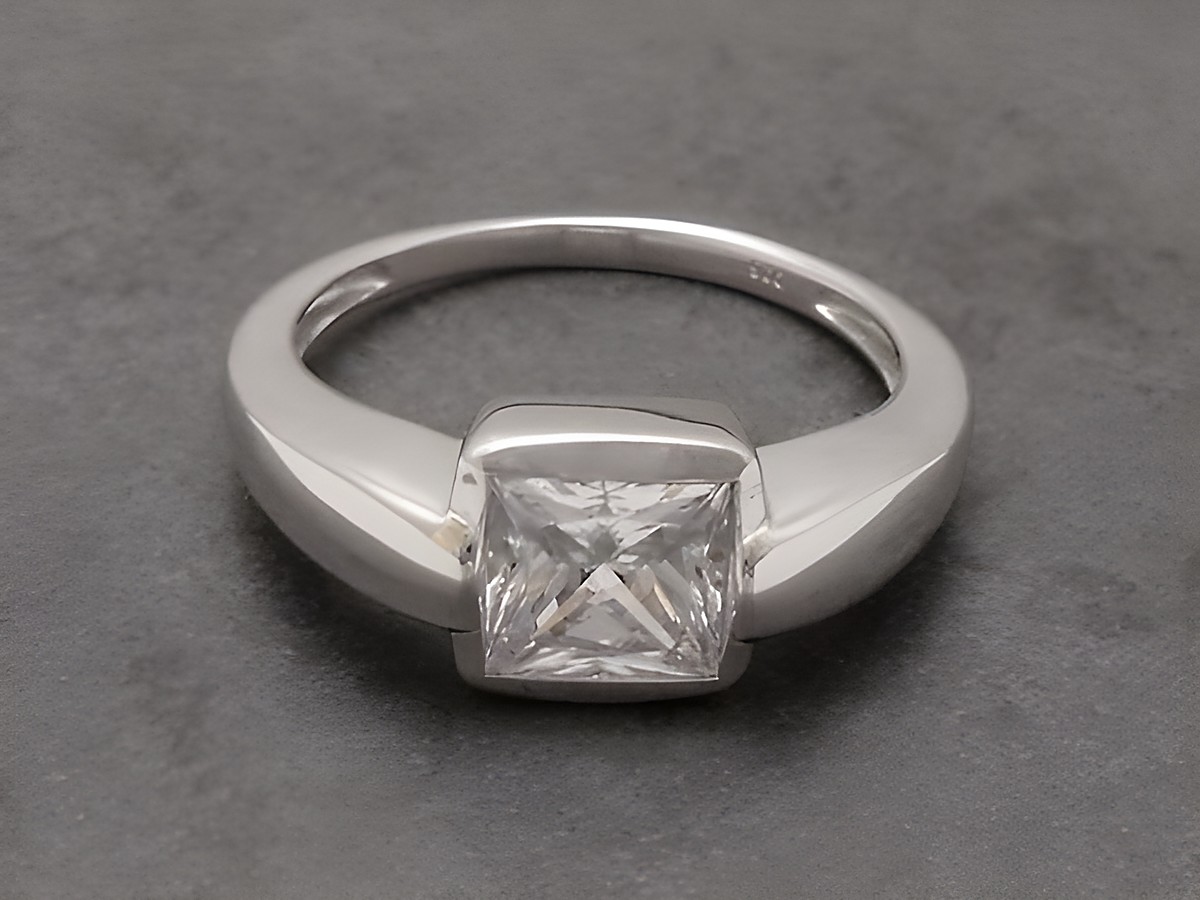 Design Ring zeitlos aus Sterling Silber rhodiniert mit Zirkonia in Größe 56, Hersteller Juwelier Harnisch, elegant und modern gefertigt. Ideal für besondere Anlässe.