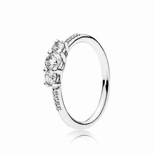 Eleganter Pandora Ring aus Sterling Silber in Größe 58 mit drei klaren Steinen, kunstvoll gestaltet und perfekt für jeden Anlass. Ideal für stilbewusste Schmuckliebhaber.