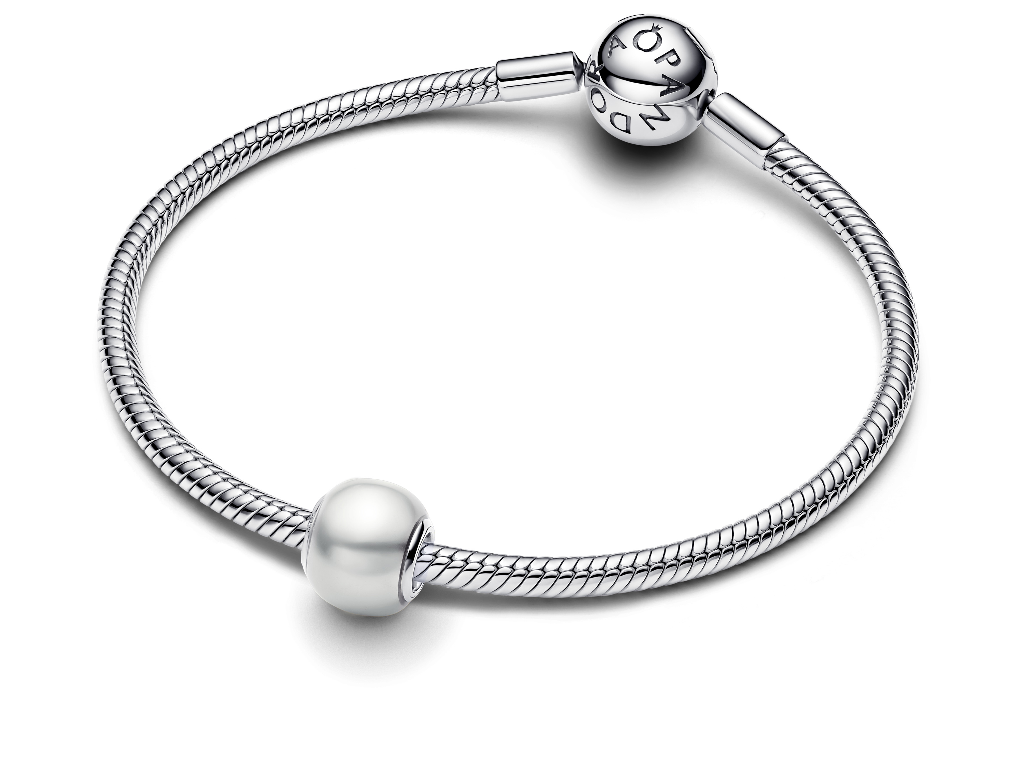 Charm aus Sterling Silber mit synthetischer weißer Perle, Teil der Pandora Kollektion, elegant und modern gestaltet, ideal für persönliche Armband-Kreationen.