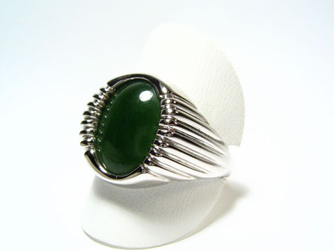 Silber Ring rhodiniert 1 x 1,4 cm mit grünem Jade, Hersteller: Juwelier Harnisch, Ringe verstellbar, elegant und modern präsentiert auf einem weißen Ringhalter.