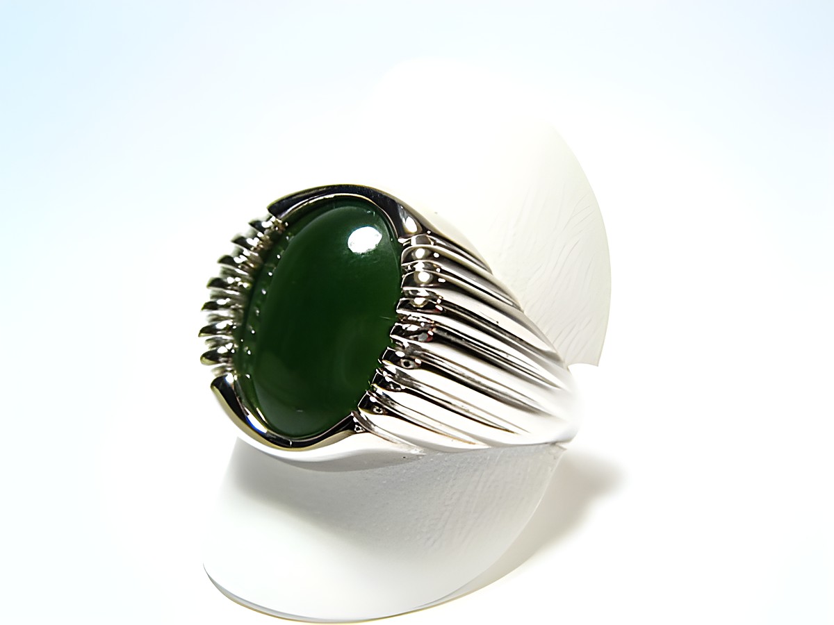 Silber Ring rhodiniert 1 x 1,4 cm mit grünem Jade, Hersteller: Juwelier Harnisch, Ringe verstellbar, elegant und modern präsentiert auf einem weißen Ringhalter.