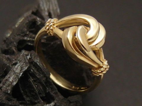 Traumhaftes Goldring aus Gold 333 in Größe 56, Hersteller Juwelier Harnisch, bis Größe 56/18, mit elegantem, geflochtenem Design und einem ansprechenden Glanz.