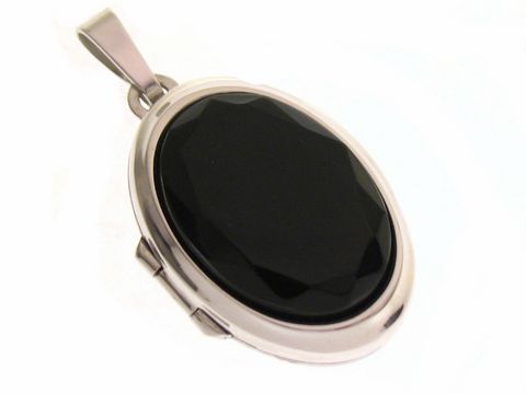 Ein facettiertes Onyx-Medaillon in ovaler Form, eingefasst in hochwertigem Sterling Silber, hergestellt von Juwelier Harnisch, ideal als elegant-täglicher Schmuck.