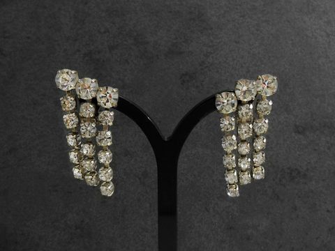 Strass Ohrclips in auffälligem Design mit weißen Strasssteinen, Hersteller Juwelier Harnisch, eleganter Ohrhänger ideal für besondere Anlässe.