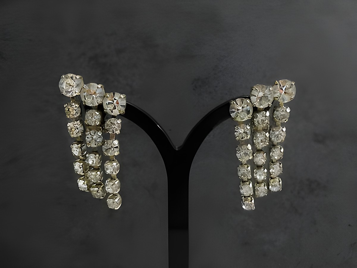 Strass Ohrclips in auffälligem Design mit weißen Strasssteinen, Hersteller Juwelier Harnisch, eleganter Ohrhänger ideal für besondere Anlässe.