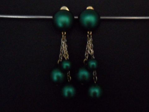 71909-0 Ohrclip in meeresgrün mit zeitlosem Design, verziert mit goldfarbenen Elementen und Kunstharz. Hersteller: Juwelier Harnisch. Elegantes Accessoire mit Hingucker-Potential.