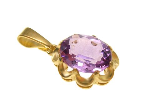 Amethyst Gold Anhänger in Lila mit einer Größe von 15 mm, umgeben von einer goldenen Fassung, Hersteller Juwelier Harnisch, strahlt Eleganz und Stil aus.