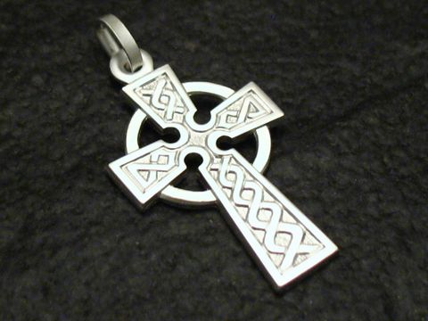 Irisches Keltenkreuz aus Sterling Silber mit feinen Mustern, gefertigt vom Juwelier Harnisch, bietet ein traditionelles und elegantes Design für Schmuckliebhaber.