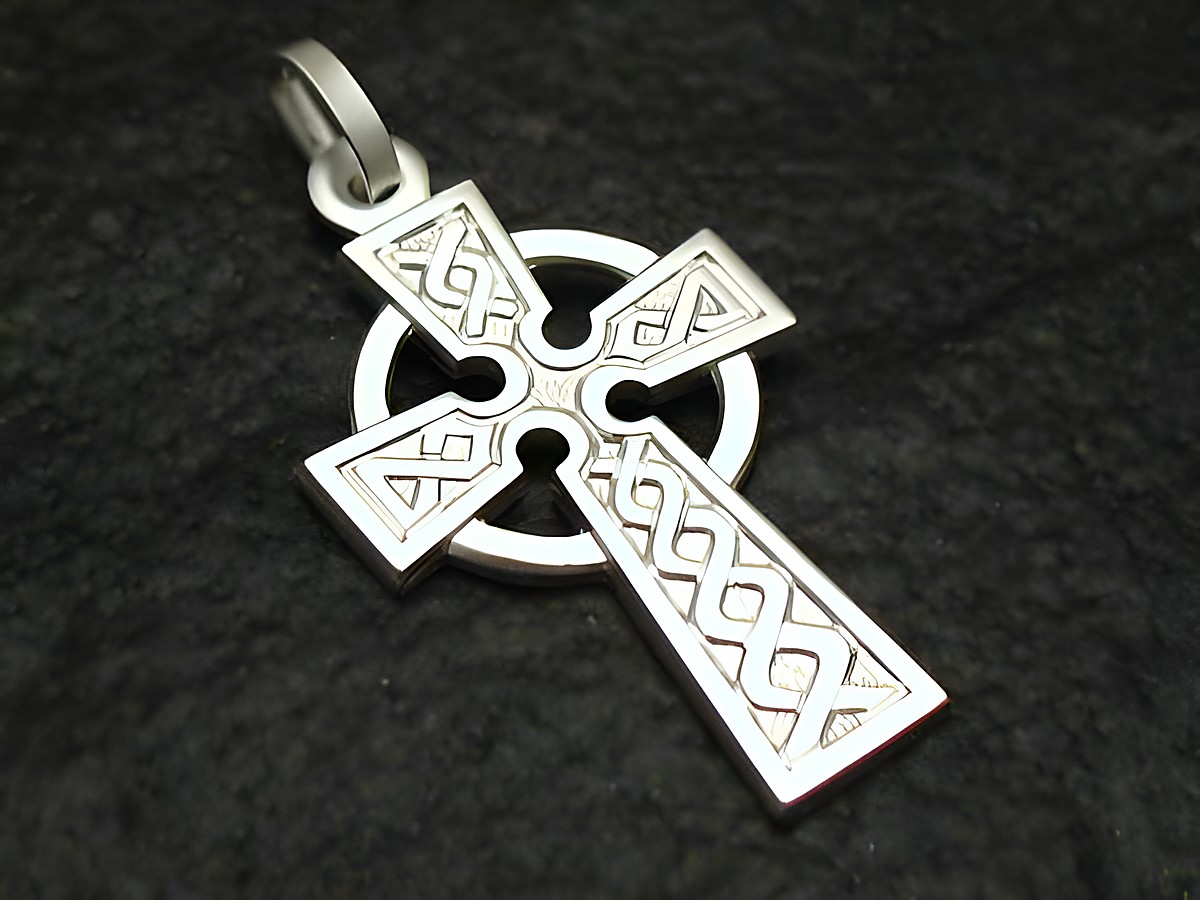 Irisches Keltenkreuz aus Sterling Silber mit feinen Mustern, gefertigt vom Juwelier Harnisch, bietet ein traditionelles und elegantes Design für Schmuckliebhaber.