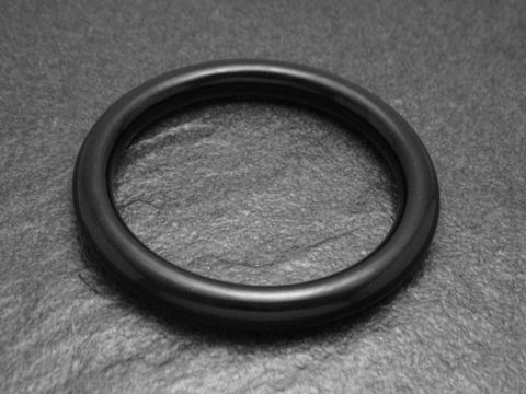 Onyx Armreifen von Juwelier Harnisch in schwarz mit einem Durchmesser von 19 cm, elegantes Understatement, schlichtes Design, perfekt kombinierbar mit anderen Schmuckstücken.