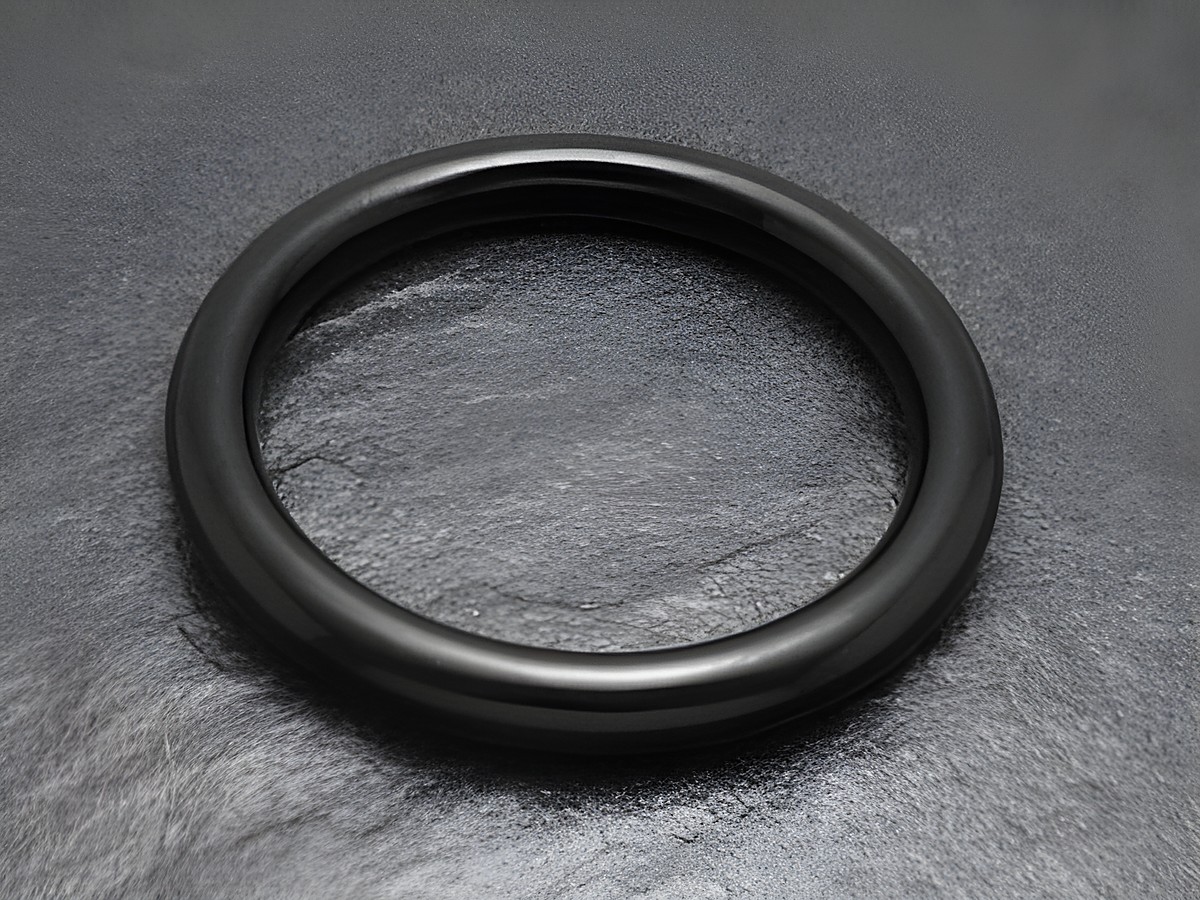 Onyx Armreifen von Juwelier Harnisch in schwarz mit einem Durchmesser von 19 cm, elegantes Understatement, schlichtes Design, perfekt kombinierbar mit anderen Schmuckstücken.