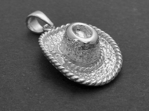 Silber Anhänger in Form eines Western Cowboy Huts, beeindruckend detailliert mit geflochtenem Rand, hergestellt von Juwelier Harnisch, vielfältige Motive erhältlich.