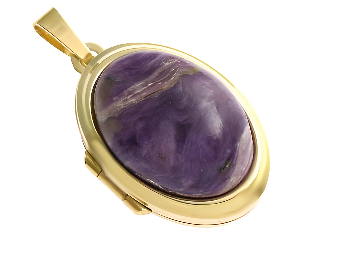 Charoit Cabochon in ovaler Form mit intensiver lila Farbe, eingefasst in edlem Gold 750, Medaillon von Juwelier Harnisch, kunstvoll und zeitlos.
