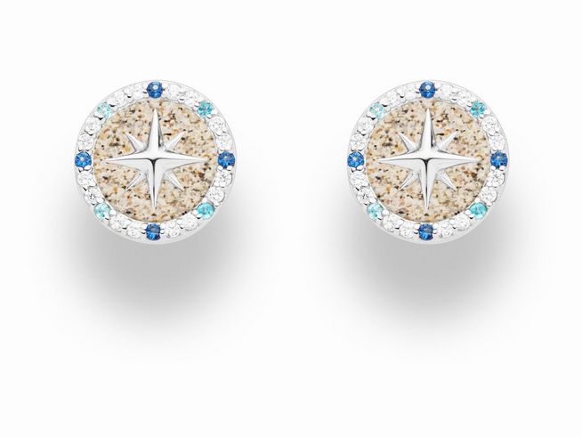 Zwei runde Ohrstecker aus Sterling Silber mit einer Kompassrose in der Mitte, umgeben von einem Rand aus bunten Steinen in Blau- und Grüntönen sowie klaren Kristallen.
