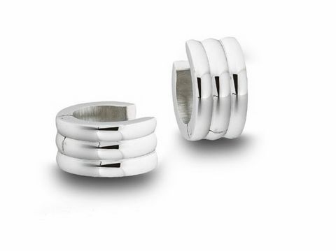 62502-0 Edelstahl Creolen in Rillenoptik, silberfarben, mit einem Durchmesser von 1,3 cm und einer Breite von 6,8 mm, Hersteller Juwelier Harnisch. Elegante Ohrringe für jeden Anlass.