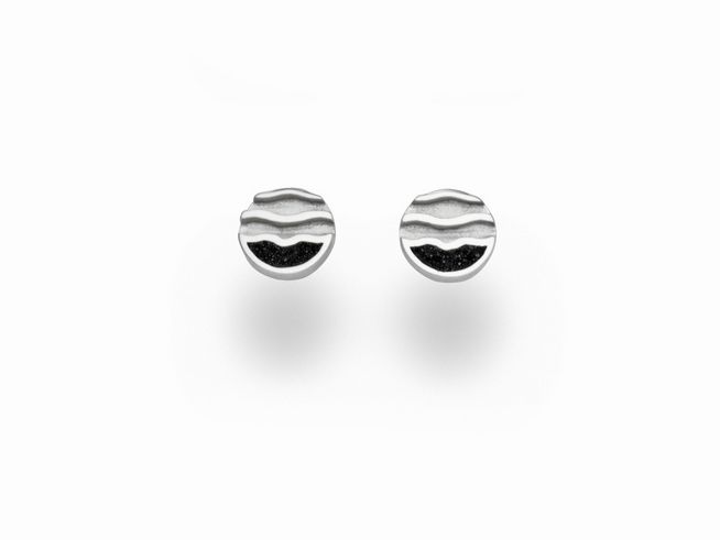 DUR Ohrringe in Form von runden Ohrsteckern mit wellenförmigem Design, aus Sterling Silber gefertigt, kombinieren elegante Ästhetik mit einem Hauch von maritimem Flair.
