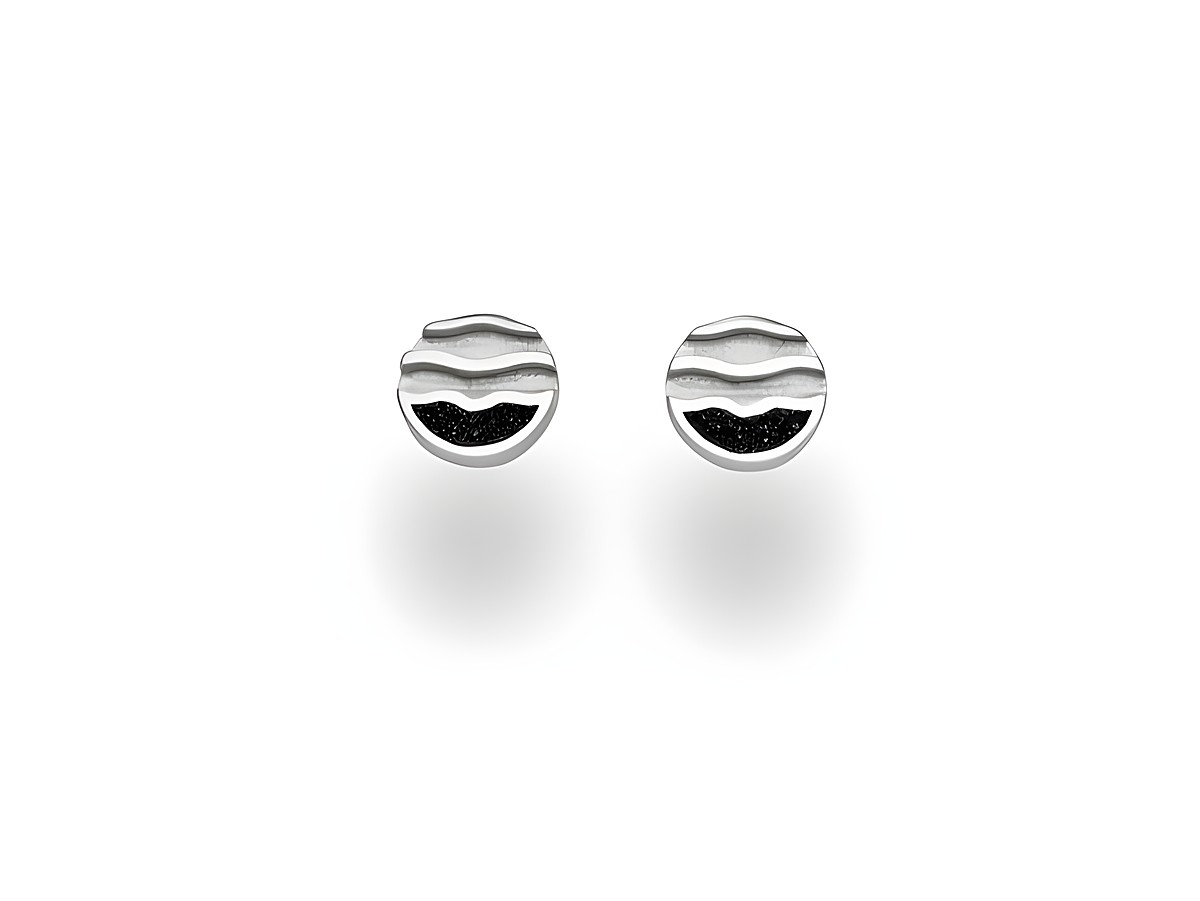 DUR Ohrringe in Form von runden Ohrsteckern mit wellenförmigem Design, aus Sterling Silber gefertigt, kombinieren elegante Ästhetik mit einem Hauch von maritimem Flair.