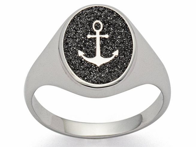 Sterling Silber Siegelring von DUR mit Anker-Motiv, eingebettet in schwarzen Lavasand, Größe 62. Stilvolles Design für maritime Liebhaber.