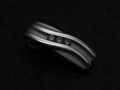 Ein eleganter Anhänger aus 925 Sterling Silber, rhodiniert, mit drei funkelnden Zirkonia, in einem besonderen Design von Juwelier Harnisch, ideal für stilvolle Akzente.