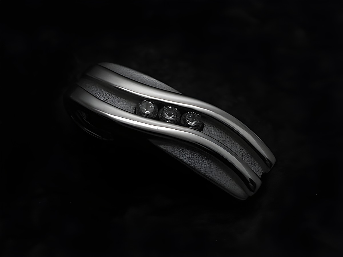 Ein eleganter Anhänger aus 925 Sterling Silber, rhodiniert, mit drei funkelnden Zirkonia, in einem besonderen Design von Juwelier Harnisch, ideal für stilvolle Akzente.