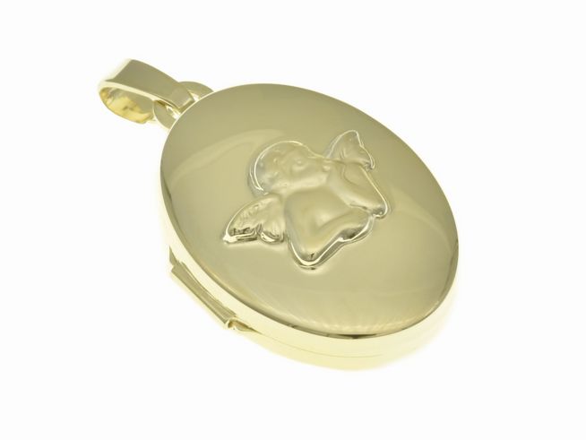 Ein ovales Medaillon aus Sterling Silber, vergoldet in Gelbgold, mit einem Schutzengel-Relief auf der Vorderseite. Hersteller: Juwelier Harnisch. Ideal als Engel-Schmuckstück.