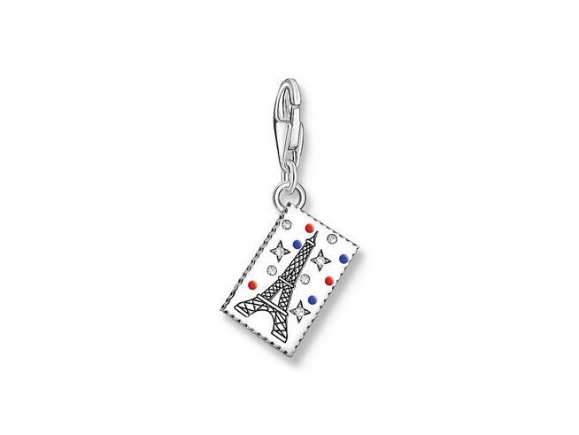 Charm-Anhänger von Thomas Sabo in Silber mit Emaille und Zirkonia, gestaltet mit einer Pariser Briefmarke und dem Eiffelturm, mehrfarbig und detailreich.