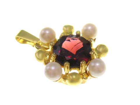 Granat und Zuchtperlen Gold Anhänger mit einem Durchmesser von 15 mm, gefertigt vom Juwelier Harnisch, aus feinem Gold mit strahlendem Granat und schimmernden Zuchtperlen.