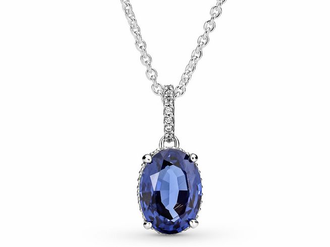 390055000-0 Kette mit Anhänger aus Sterling Silber von Pandora, glitzerndem Halo-Anhänger und ovalem, blauen Kristall, ideal als Statement-Schmuckstück.