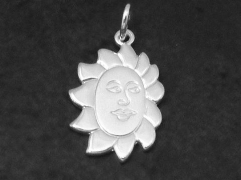 Silber Anhänger in Form einer Sonne, himmlisch und teilmattiert, Hersteller Juwelier Harnisch, mit strahlenden Sonnenstrahlen, symbolisiert Sonne Mond Sterne.