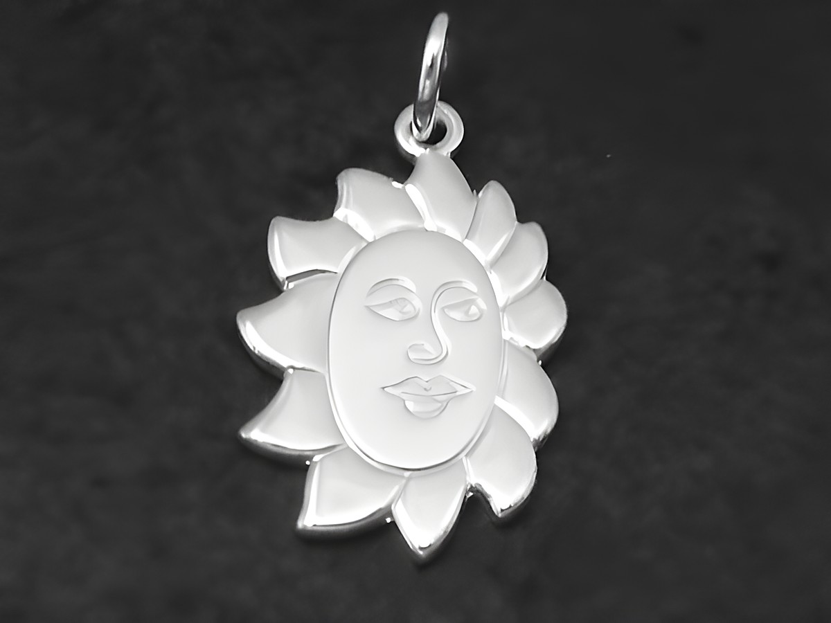 Silber Anhänger in Form einer Sonne, himmlisch und teilmattiert, Hersteller Juwelier Harnisch, mit strahlenden Sonnenstrahlen, symbolisiert Sonne Mond Sterne.