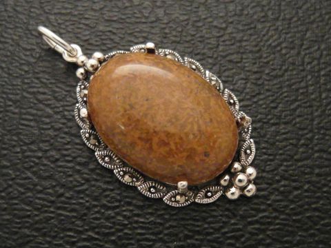 Cabochon Chrysanthemen Stein in Silber Medaillon Anhänger, hergestellt von Juwelier Harnisch, elegant gestaltet mit filigranem Silberdesign und poliertem Cabochonstein.