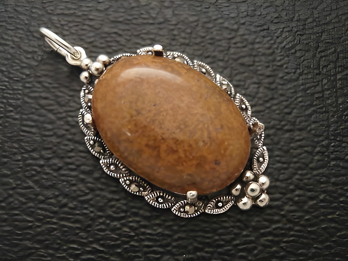 Cabochon Chrysanthemen Stein in Silber Medaillon Anhänger, hergestellt von Juwelier Harnisch, elegant gestaltet mit filigranem Silberdesign und poliertem Cabochonstein.