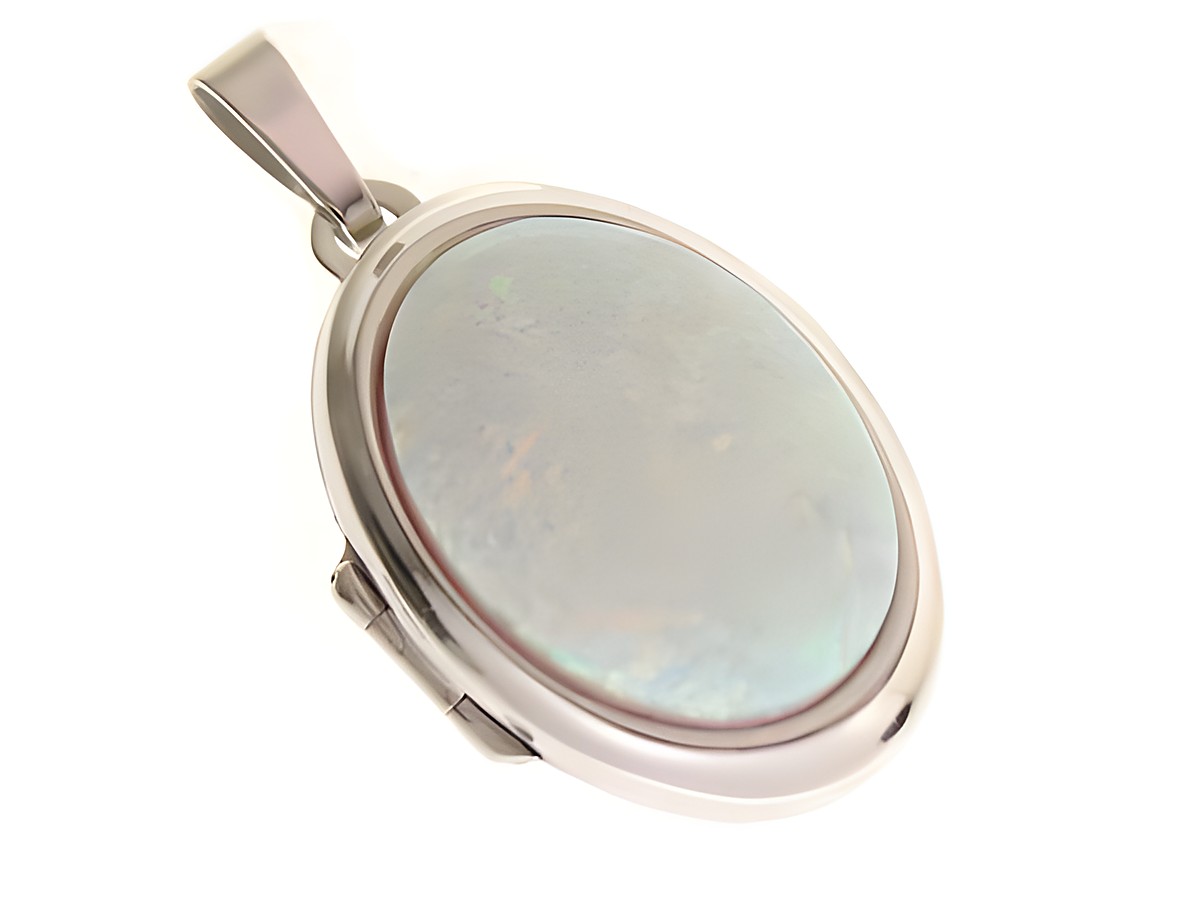 Ein ovales Medaillon aus Sterling Silber mit einem schimmernden Opal Cabochon, der sanfte Farbenspiele zeigt und elegant gestaltet ist, hergestellt von Juwelier Harnisch.