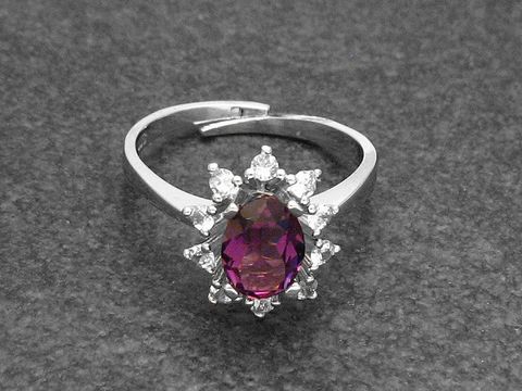 Silberring mit verstellbarem Band, verziert mit einem ovalen lila Zirkonia und schimmernden rhodinierten Steinchen, hergestellt von Juwelier Harnisch.