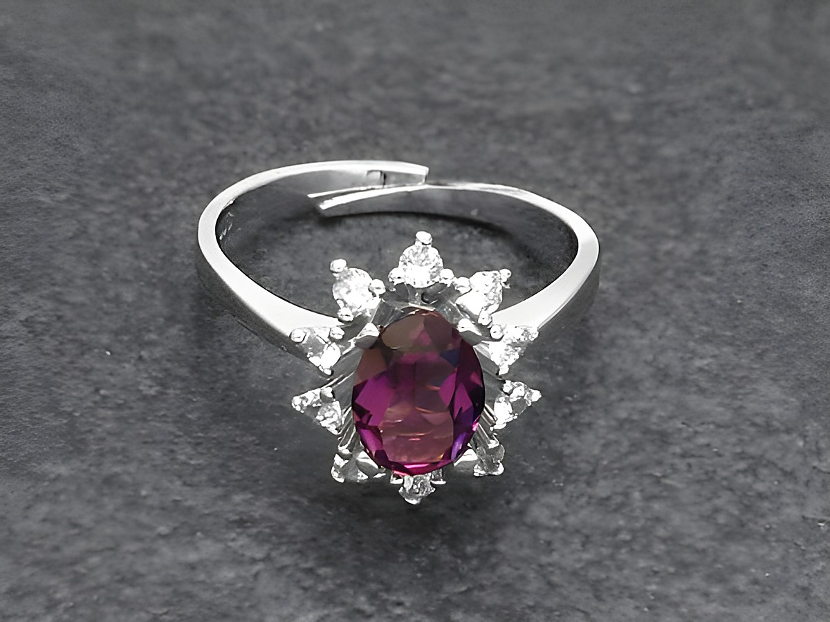 Silberring mit verstellbarem Band, verziert mit einem ovalen lila Zirkonia und schimmernden rhodinierten Steinchen, hergestellt von Juwelier Harnisch.