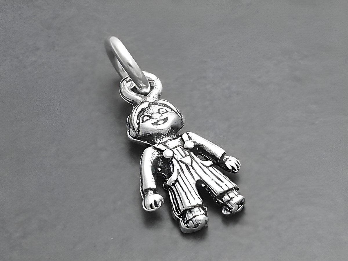 Kleiner Junge - 925 Sterling Silber Anhänger -BOY-, Hersteller: Juwelier Harnisch, für Kinder, detailreiche Darstellung eines Jungen in Latzhose mit lächelndem Gesicht.