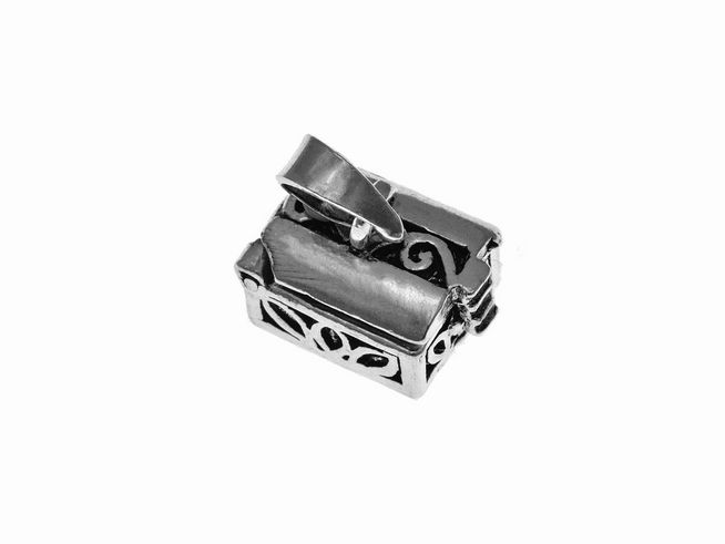 Ein silbernes Medaillon in Form einer Truhe mit floralen Mustern, hergestellt von Juwelier Harnisch, Sonderformen, ideal für stilvolle Schmuckliebhaber.