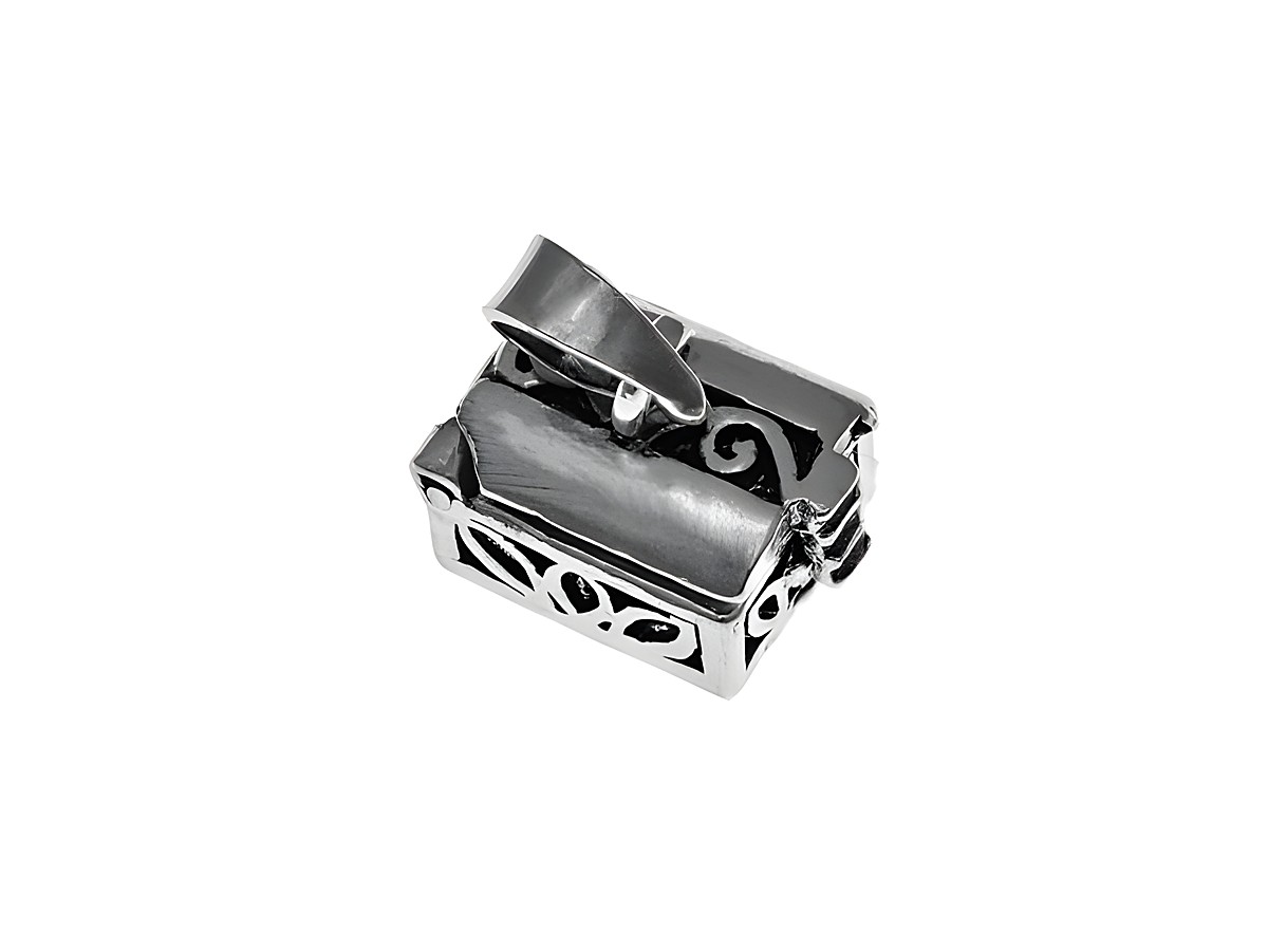 Ein silbernes Medaillon in Form einer Truhe mit floralen Mustern, hergestellt von Juwelier Harnisch, Sonderformen, ideal für stilvolle Schmuckliebhaber.