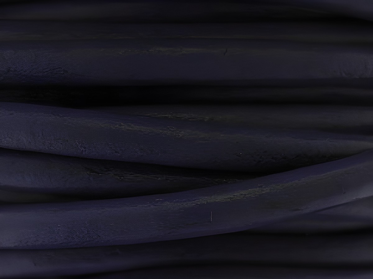 Lederband in Violett mit einer Länge von 23 cm und einer Dicke von 3 mm, ausgestattet mit einem Edelstahl Bajonett von Juwelier Harnisch.