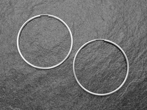 Silber Creolen 5 cm aus rhodiniertem Sterling Silber mit 2 mm Durchmesser, geliefert vom Juwelier Harnisch, über 45 mm in der Länge, elegant und zeitlos.