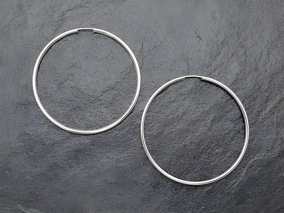 Silber Creolen 5 cm aus rhodiniertem Sterling Silber mit 2 mm Durchmesser, geliefert vom Juwelier Harnisch, über 45 mm in der Länge, elegant und zeitlos.