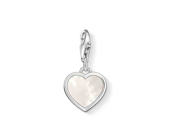 Silberner Herz-Charm von Thomas Sabo mit Perlmutt-Element, ideal für Schmuckliebhaber, symbolisiert Liebe und Zuneigung, perfektes Accessoire für individuelle Kreationen.